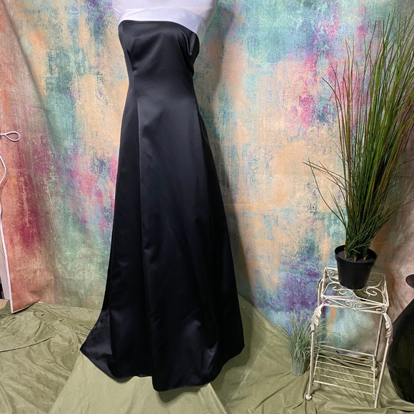 πTimeless & Elegant Black & White Gown - Prom - Formal - Wedding - Picture 3 of 14